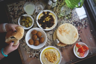 Bir İsrail Kudüs İsrail'in Cafe'de yemek. Bir tabak, Bütün cheakpeas, pide ve turşu arka planda yığını ile kremsi humus Falafels