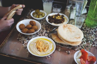 Bir İsrail Kudüs İsrail'in Cafe'de yemek. Bir tabak, Bütün cheakpeas, pide ve turşu arka planda yığını ile kremsi humus Falafels