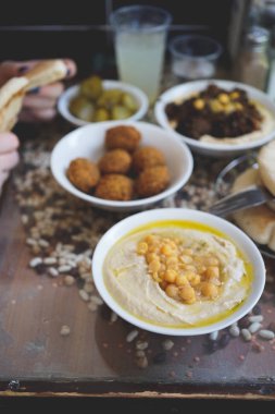Bir İsrail Kudüs İsrail'in Cafe'de yemek. Bir tabak, Bütün cheakpeas, pide ve turşu arka planda yığını ile kremsi humus Falafels