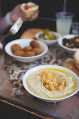 Bir İsrail Kudüs İsrail'in Cafe'de yemek. Bir tabak, Bütün cheakpeas, pide ve turşu arka planda yığını ile kremsi humus Falafels