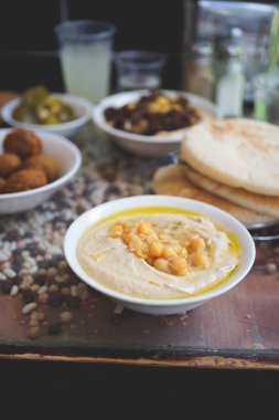Bir İsrail Kudüs İsrail'in Cafe'de yemek. Bir tabak, Bütün cheakpeas, pide ve turşu arka planda yığını ile kremsi humus Falafels