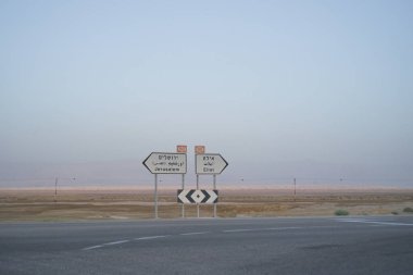 Yol işaretleri ve mavi gökyüzü ile boş yol