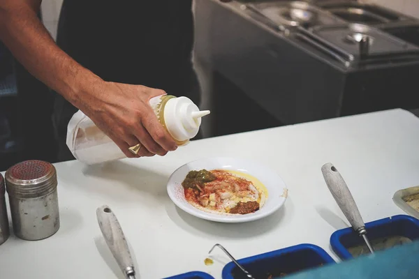 Manos Masculinas Sirviendo Plato Sobre Mesa Blanca — Foto de Stock