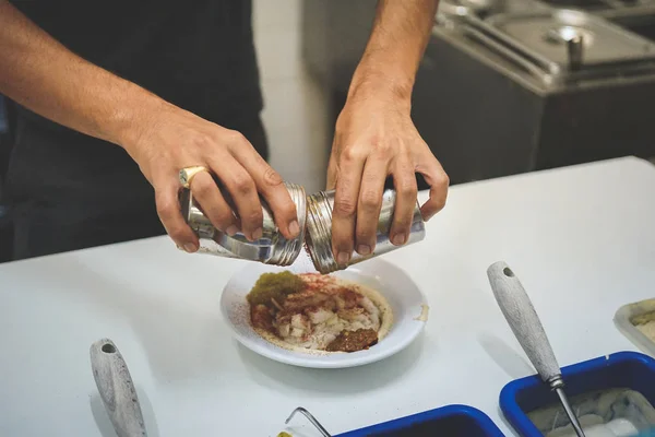 Mãos Masculinas Servindo Prato Mesa Branca — Fotografia de Stock