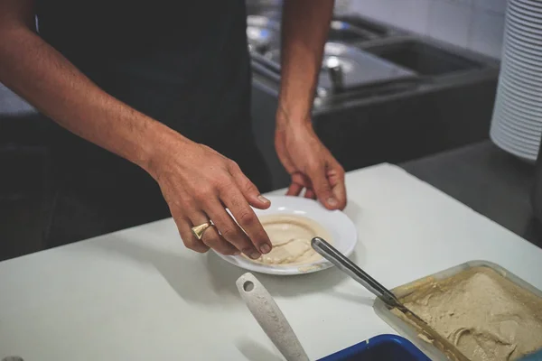 Mãos Masculinas Servindo Prato Mesa Branca — Fotografia de Stock