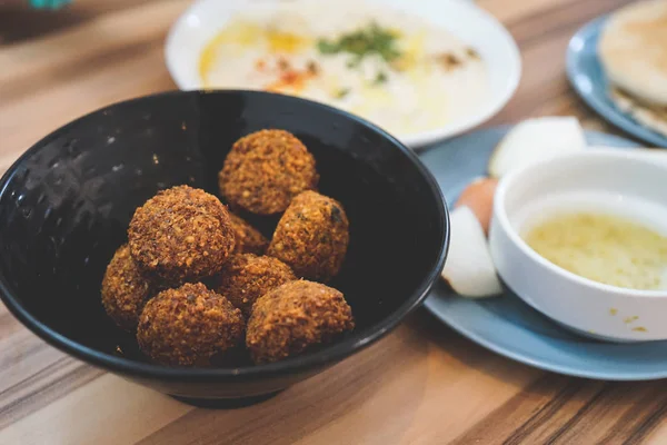 Smaczny Asortyment Żywności Falafel Podłoże Drewniane — Zdjęcie stockowe