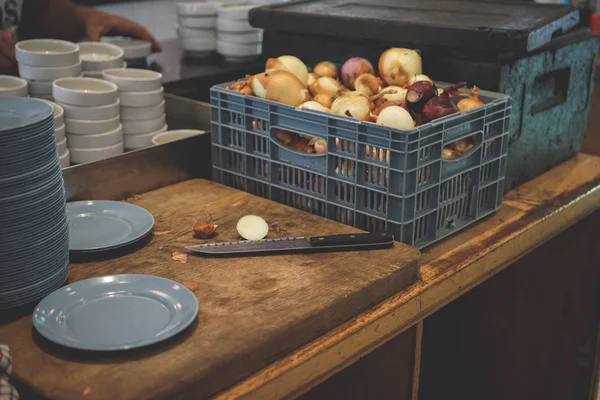 Caja Con Cebolla Sin Pelar Cerca Pizarra Madera — Foto de Stock