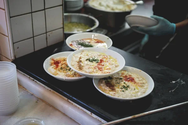 Masayı teslim üzerinde harika yemeği ile dört tabak
