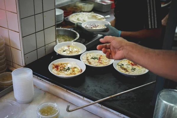 Mano Masculina Pidiendo Porción Comida Cocina — Foto de Stock