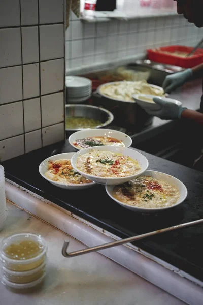 Masayı teslim üzerinde harika yemeği ile dört tabak