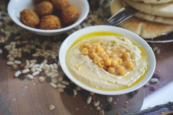 Bir İsrail Kudüs İsrail'in Cafe'de yemek. Bir tabakta, Bütün cheakpeas yakın kadar pide ve turşu arka planda yığını ile kremsi humus Falafels