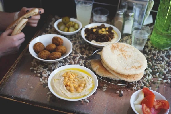Izraelskich Obiad Kawiarni Jerozolima Izrael Falafels Talerz Kremowy Hummus Całego — Zdjęcie stockowe