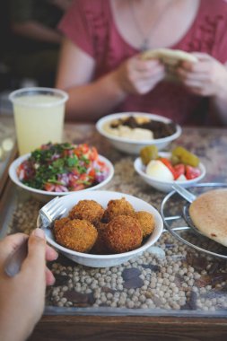 Kızlar İsrail öğle yemeği. Falafels, salata ve Pide ile ayarla humus. Jerusalem, İsrail