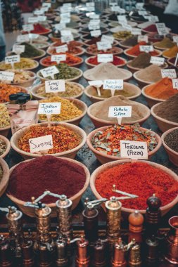 Yazı kağıtları ile kase içinde baharatlar bolluk