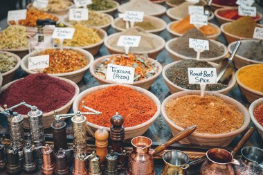 Yazı kağıtları ile kase içinde baharatlar bolluk