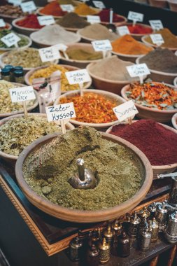 Yazı kağıtları ile kase içinde baharatlar bolluk