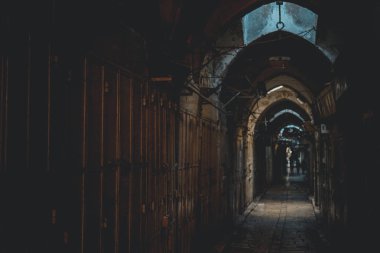 Gölgeli ve uzun kemer geçişi kaldırım taşları ile