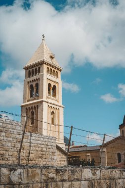 Kudüs, İsrail. 27 Temmuz 2018. Kudüs eski şehir çatıları ve bulutlu bir günde binalar