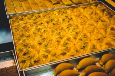 İştah açıcı tatlı rulolar ve haç ekmek ile yeşil baharat