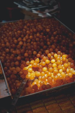 Sırlı topları kepçe ve pasta ile lezzetli kızarmış