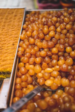 Sırlı topları kepçe ve pasta ile lezzetli kızarmış