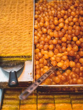 Sırlı topları kepçe ve pasta ile lezzetli kızarmış