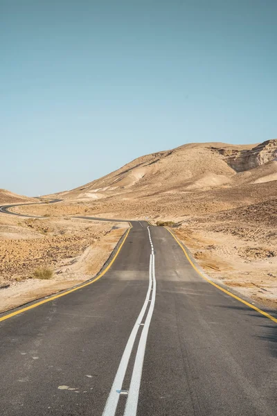 ロッキー山脈と青い空を背景 イスラエル共和国の高速道路 — ストック写真