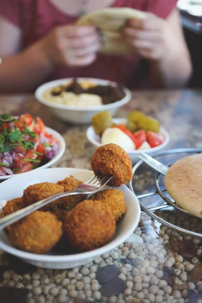 Girls Having Israeli Lunch Falafels Hummus Set Salad Pitas Jerusalem — Stock Photo, Image