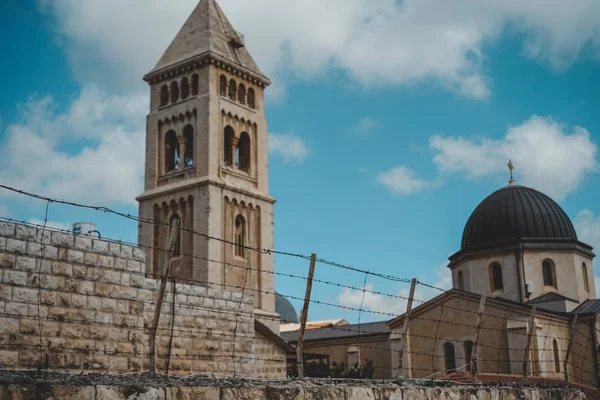 Kudüs, İsrail. 27 Temmuz 2018. Kudüs eski şehir çatıları ve bulutlu bir günde binalar