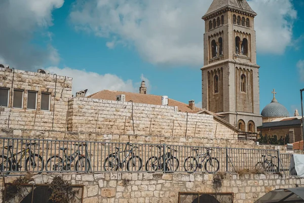 Kudüs, İsrail. 27 Temmuz 2018. Kudüs eski şehir çatıları ve bulutlu bir günde binalar