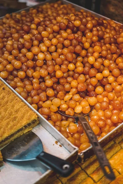 Sırlı topları kepçe ve pasta ile lezzetli kızarmış