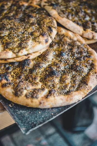 Pain Plat Traditionnel Israélien Avec Zaatar Sur Stand Marché Jérusalem — Photo gratuite