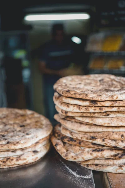 Montón Pan Plano Tradicional Israelí Horneado Puesto Mercado Mercado Ciudad — Foto de Stock