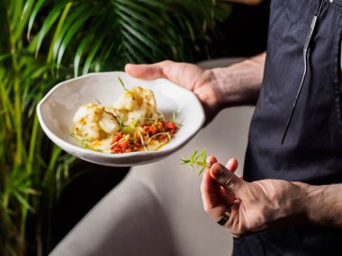 Salata kekik şube ile hizmet veren garson görünümünü kırpılmış