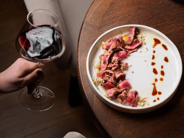 Cropped View Woman Holding Red Wine Preparing Eat Sliced Beef — Stock Photo, Image