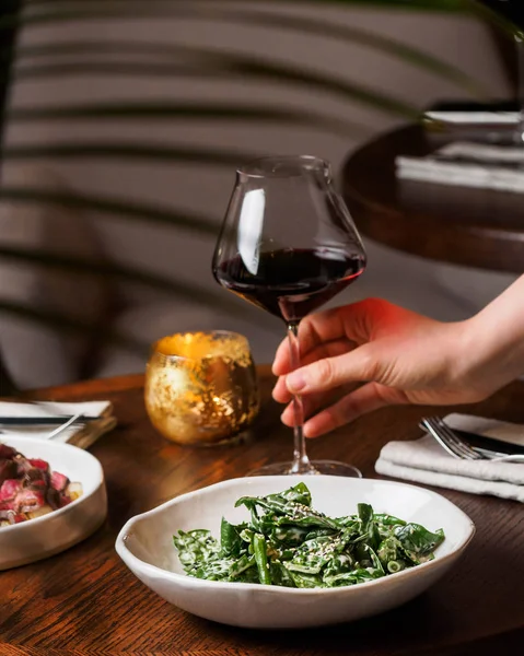 Vista Recortada Mujer Sosteniendo Vino Tinto Preparándose Para Comer Ensalada — Foto de Stock