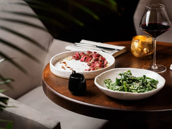 Mesa Madeira Com Bife Fatias Salada Copo Vinho Tinto — Fotografia de Stock