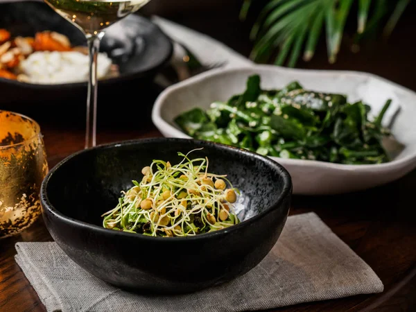 Tablo yemekleri ve beyaz şarap eşliğinde