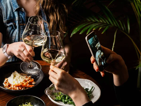 Restoranda yemek ve bardakları tokuşturup iki bayan arkadaş