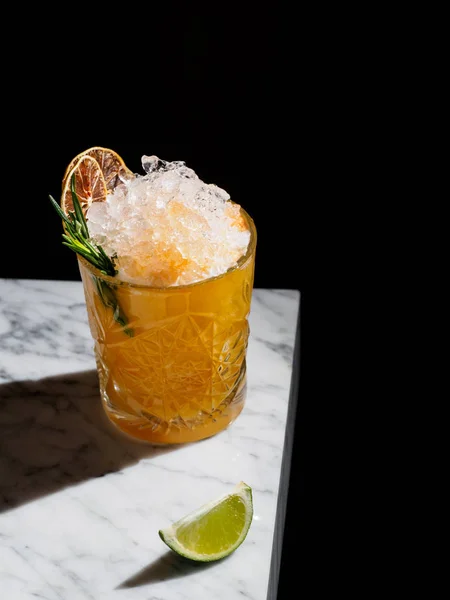 Cocktail Laranja Com Gelo Picado Decorado Com Fatias Limão Secas — Fotografia de Stock