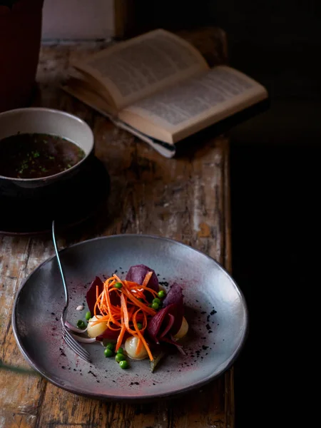 Frischer Gemüsesalat Mit Möhren Und Erbsen Auf Einem Alten Holztisch — Stockfoto