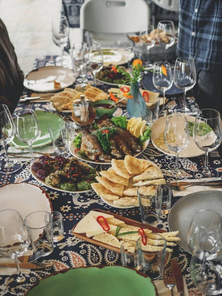 Gürcü supra şarap ile. Gürcü yiyecek ve şarap seyahat. 