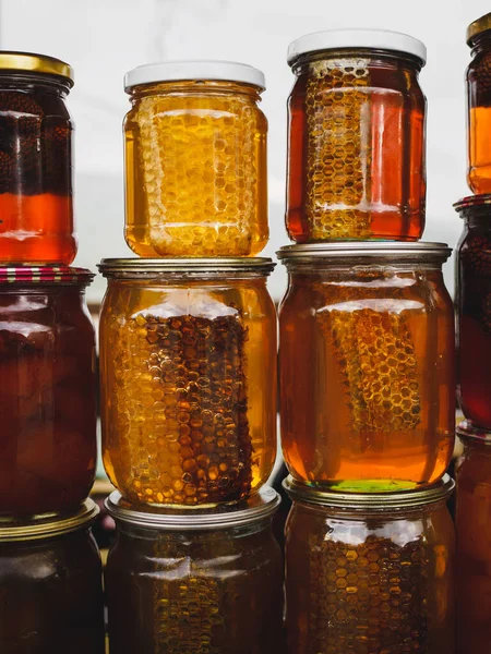 Kleurrijke Honing Honing Kammen Verschillende Conserven Potten Lokale Markt Close — Stockfoto