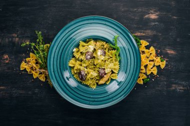 Pesto makarna. Ahşap bir arka plan üzerinde. İtalyan mutfağı. Üstten Görünüm. Kopya alanı.