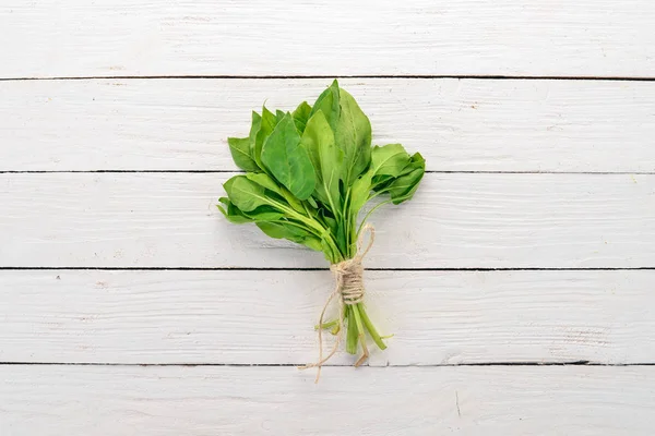 Yeşil Taze Ispanak Ahşap Bir Arka Plan Üzerinde Sağlıklı Gıda — Stok fotoğraf