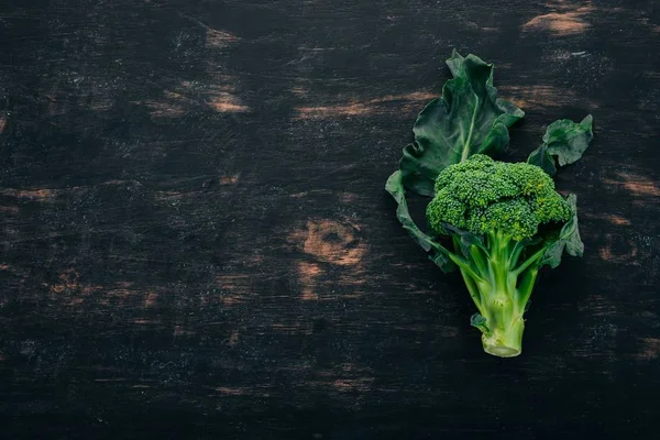 Verse Broccoli Een Zwarte Houten Ondergrond Bovenaanzicht Kopieer Ruimte Verse — Stockfoto
