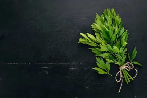 Kereviz yaprakları. Ahşap bir arka plan üzerinde. Üstten Görünüm. Kopya alanı.