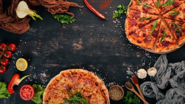 Pizza ayarlayın. İtalyan mutfağı. Üstten Görünüm. Ahşap bir arka plan üzerinde. Kopya alanı.