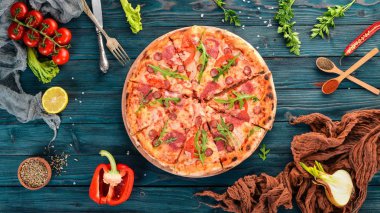 Pizza Sucuk Salam ve mozzarellalı. Üstten Görünüm. Ahşap bir arka plan üzerinde. Kopya alanı.
