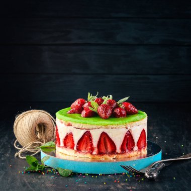 Çilekli kek. Ahşap bir arka planda. Üst Manzara. Boşluğu kopyala.